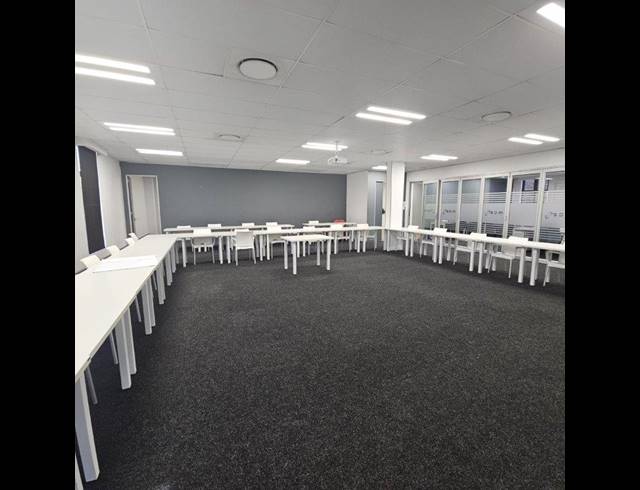 1,371M² BUILDING TO LET IN DIE HOEWES